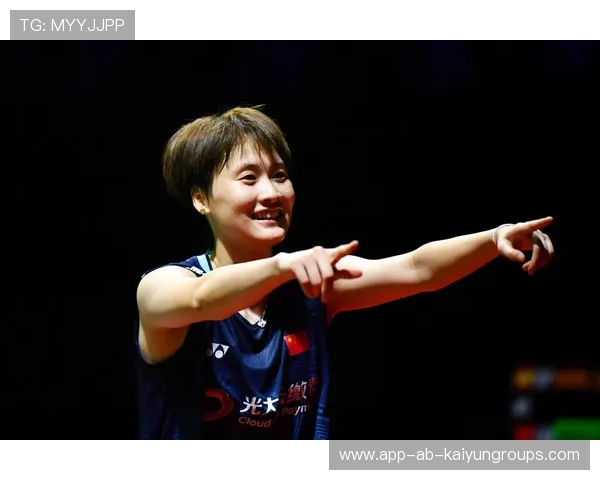 羽毛球飞跃瞬间：跳杀吓到球童的精彩一幕