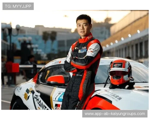 赛车车手与工程师配合造就胜利